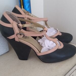 Seychelles Women's Black and Tan Heels